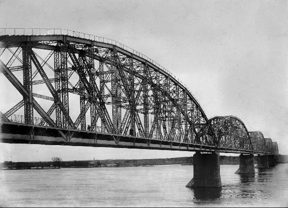 Железнодорожный мост через реку Волгу в Ярославле, построенный в честь 300-летия дома Романовых. 1913 г.