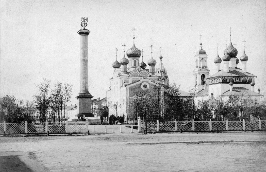 Памятник П.Г. Демидову, церковь Воскресения  и Спасо-Пробоинская  церковь в Ярославле. 1900-е гг.