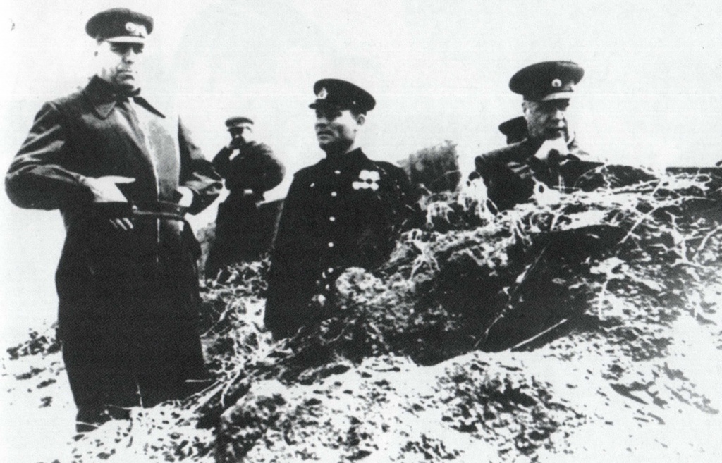Ф.И. Толбухин и А.М. Василевский на командном пункте под Севастополем. Май 1944 г.