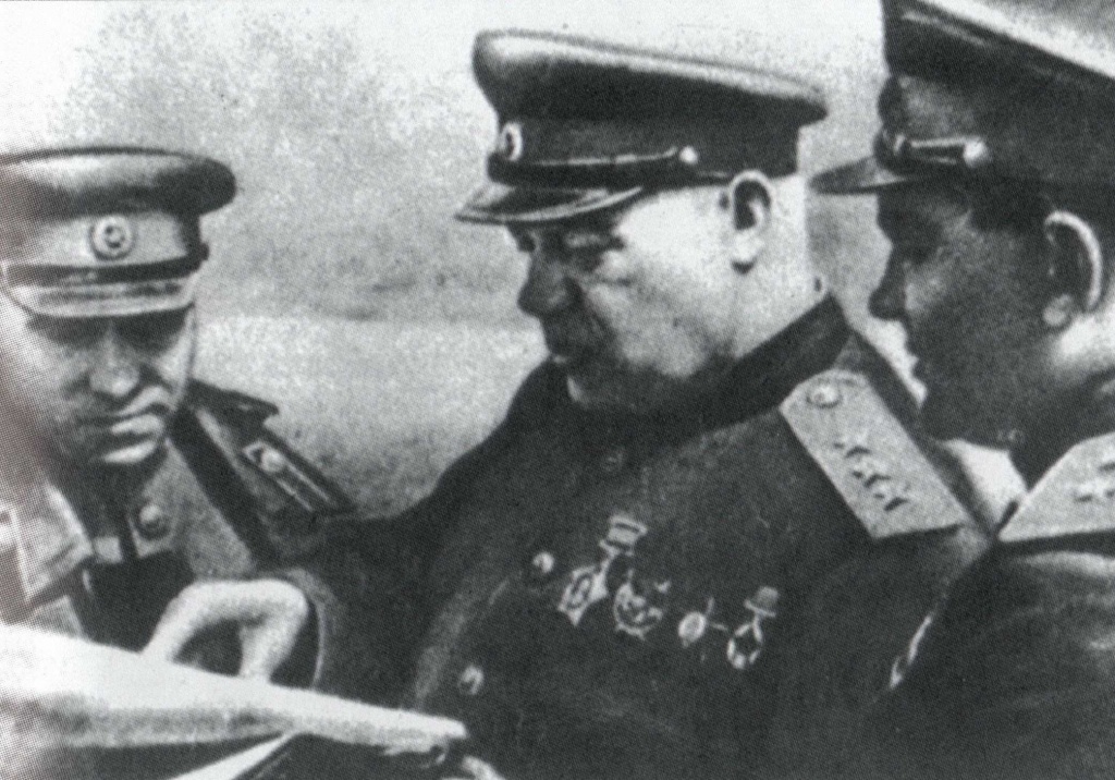 Командующий войсками Южного фронта генерал-полковник Ф.И. Толбухин на командном пункте 51-й армии. 1943 г.