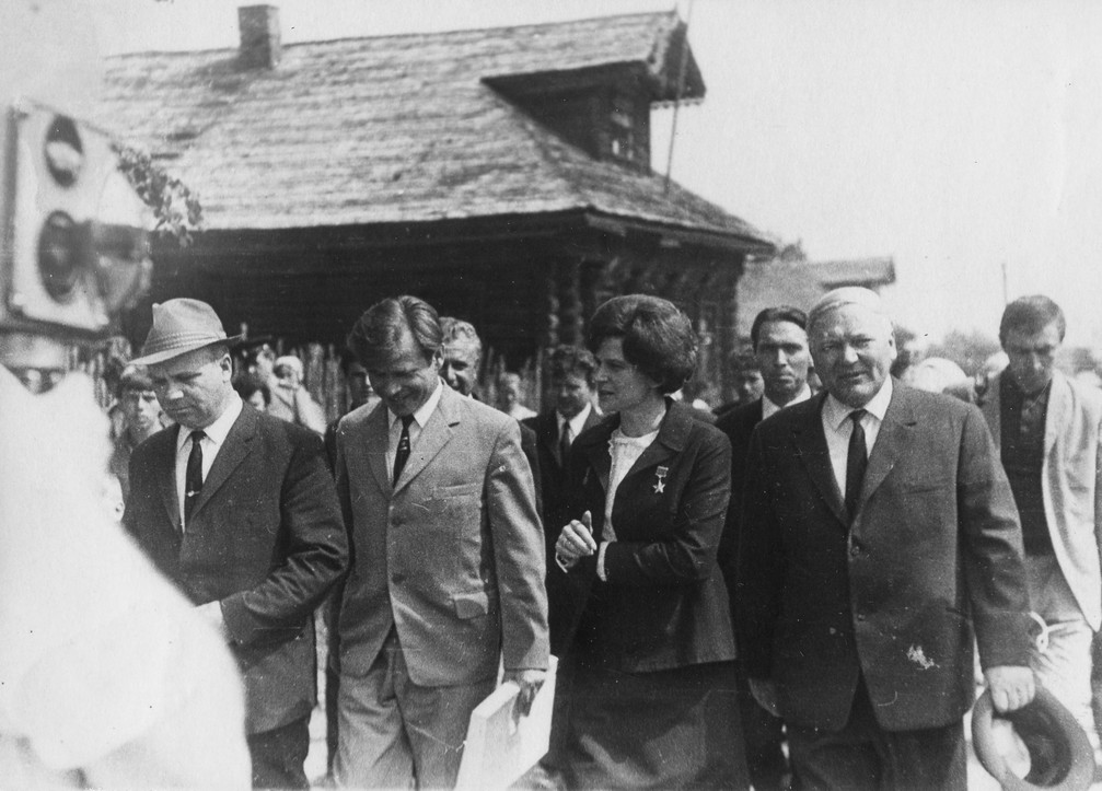 Приезд В. В. Терешковой в родную деревню. В первом ряду справа — Ф. И. Лощенков, первый секретарь областного комитета КППС, 1963 год.