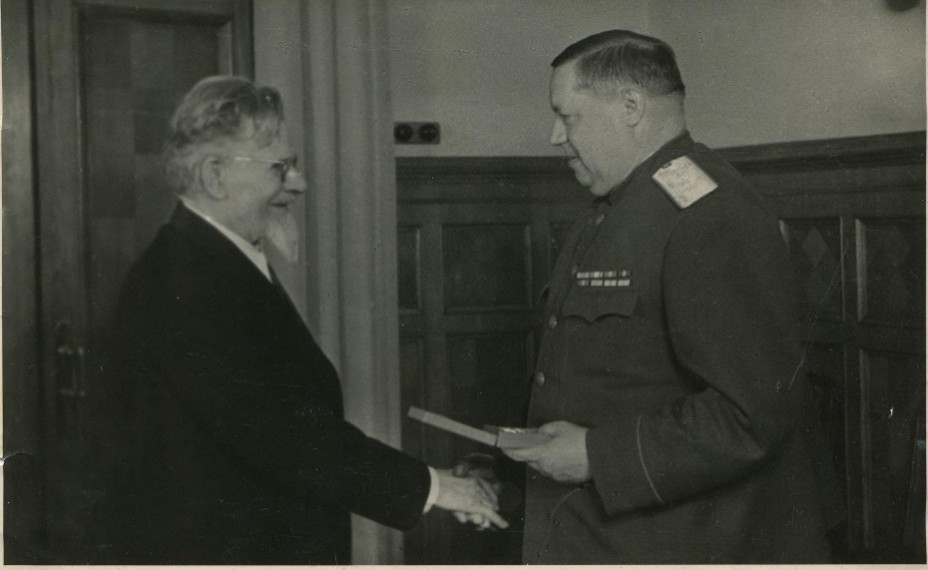 Фотография. Вручение Маршальской звезды Толбухину Ф.И. в Кремле. 1944 г.